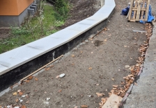 Karlovy Vary, ulice U Imperiálu - opěrné zdi a chodník